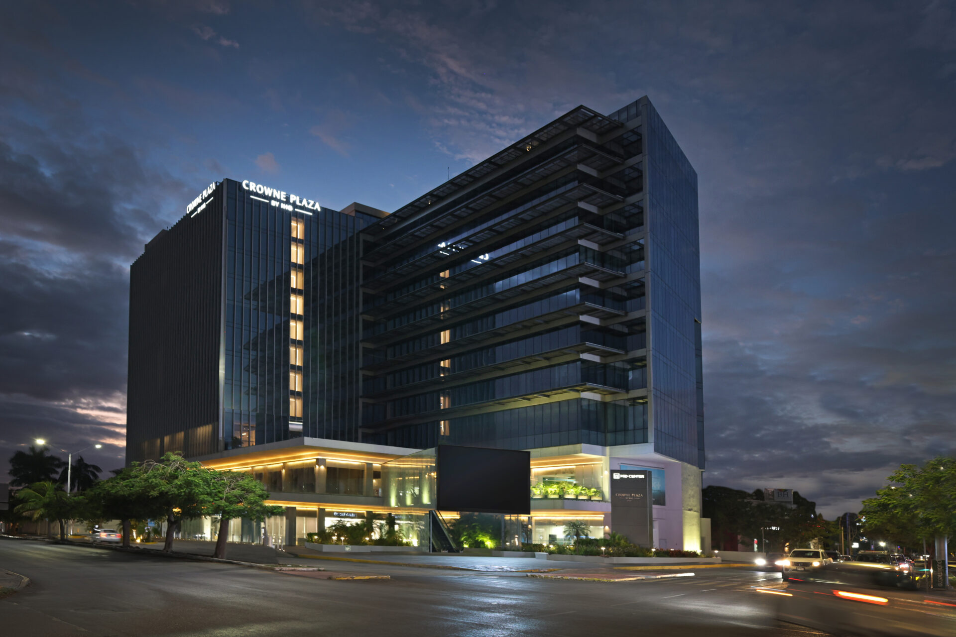 FACHADA CrownePlaza