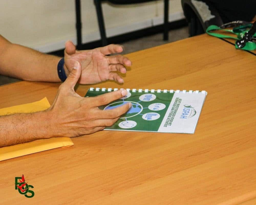 #8Investments (Dutch translation) presented to Minister of Regional Development and Sports in Suriname